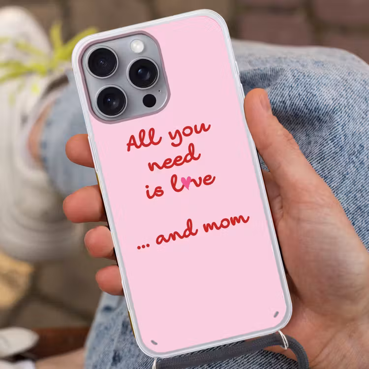 Moeder - Love - Tekst - Rood Hoesje iPhone 16 Pro Max met koord klein -sfeer3