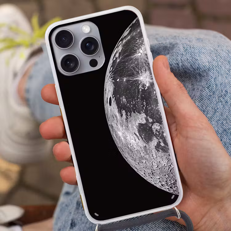 Close-up - Maan - Wit - Textuur Hoesje iPhone 16 Pro Max met koord klein -sfeer3