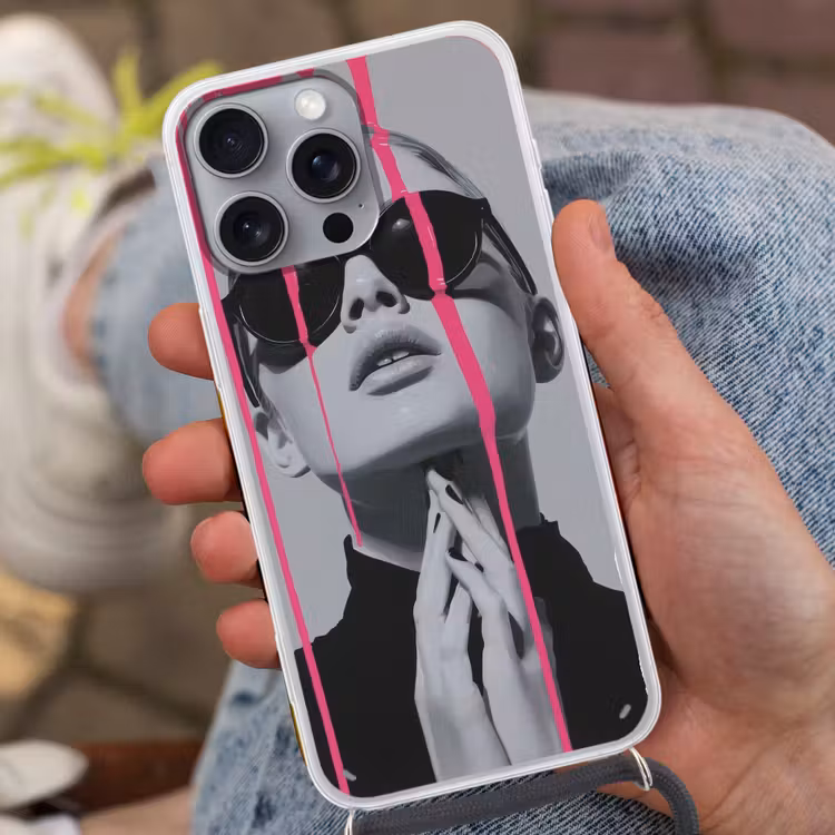 Portret - Vrouw - Zonnebril - Verfdruppels Hoesje iPhone 16 Pro Max met koord klein -sfeer3