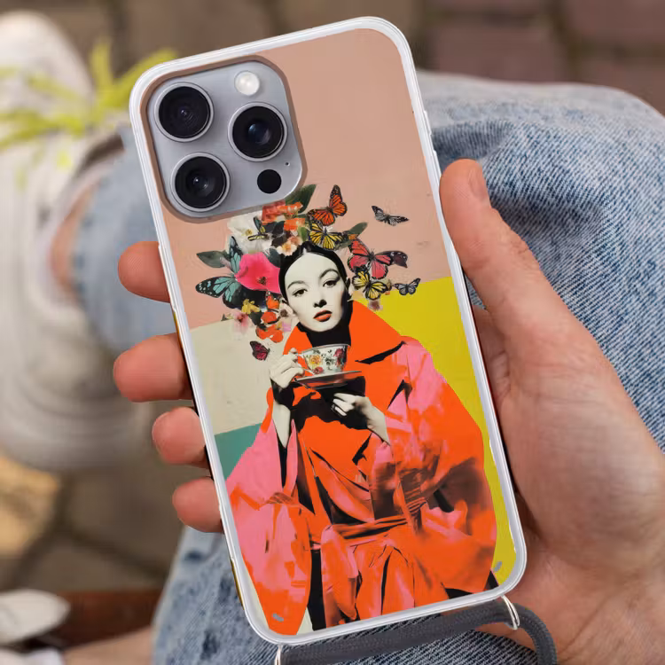 Retro - Vrouw - Kopje - Vlinders Hoesje iPhone 16 Pro Max met koord klein -sfeer3