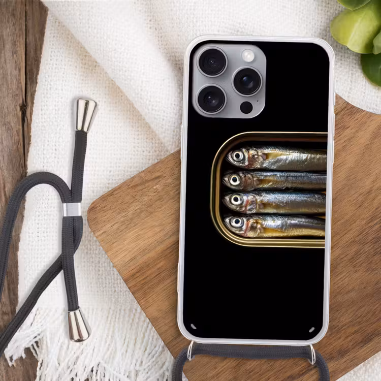 Sardines - Blik - Zwart - Vissen Hoesje iPhone 16 Pro Max met koord klein -sfeer4