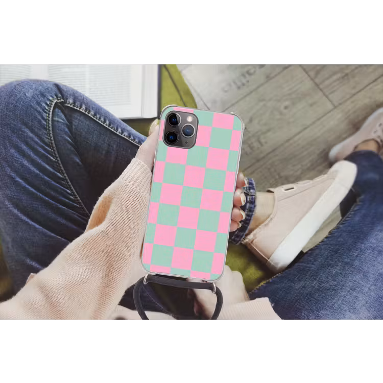 Schaakbord patroon - Groen - Roze - Blokjes Hoesje iPhone 12 Pro met koord klein -hand