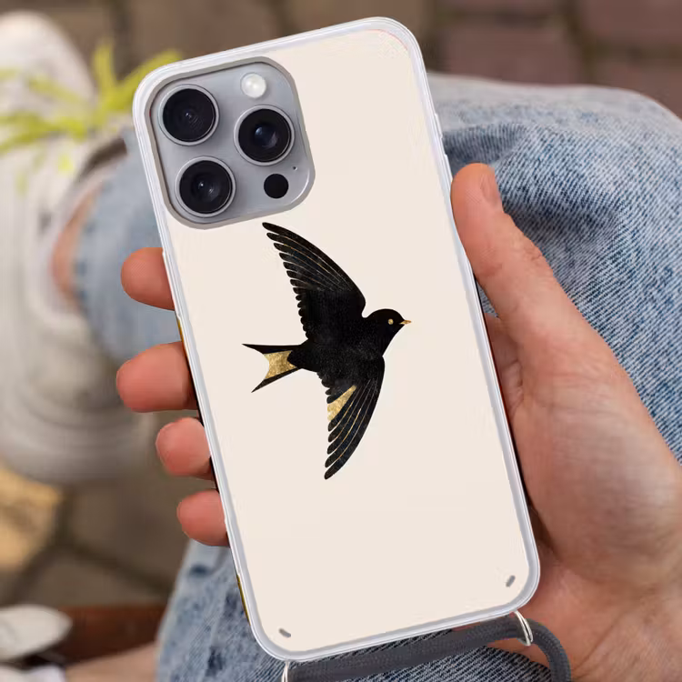 Zwarte zwaluw - Gouden accenten - Lichte achtergrond Hoesje iPhone 16 Pro Max met koord klein -sfeer3