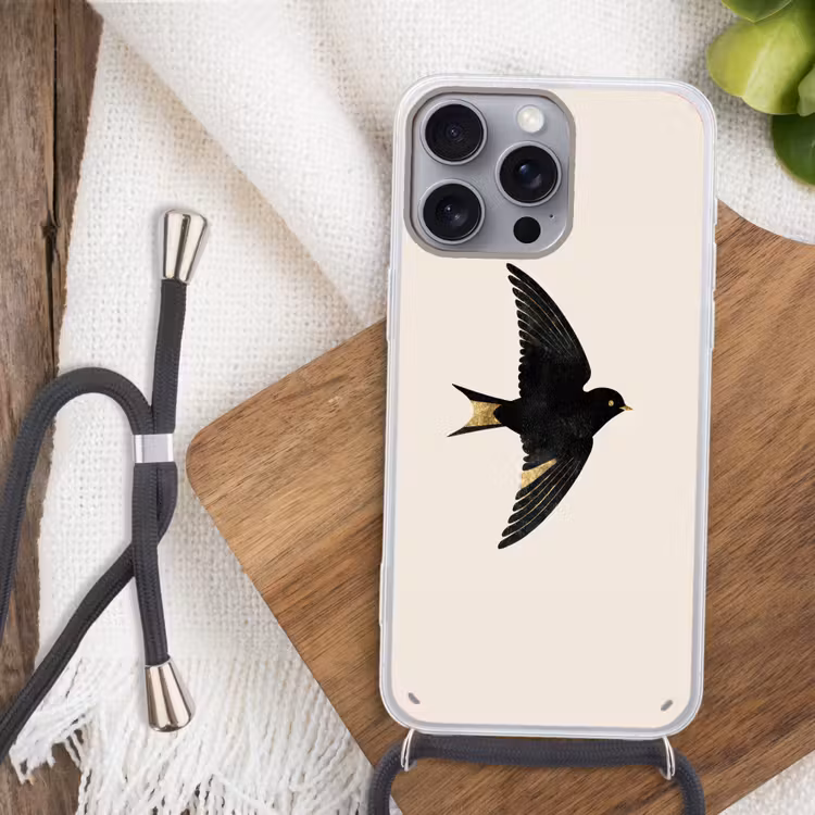 Zwarte zwaluw - Gouden accenten - Lichte achtergrond Hoesje iPhone 16 Pro Max met koord klein -sfeer4