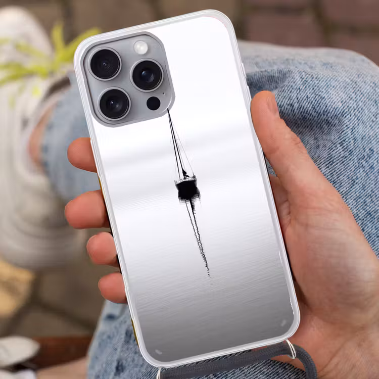Zeilboot - Zwart - Water - Silhouet Hoesje iPhone 16 Pro Max met koord klein -sfeer3