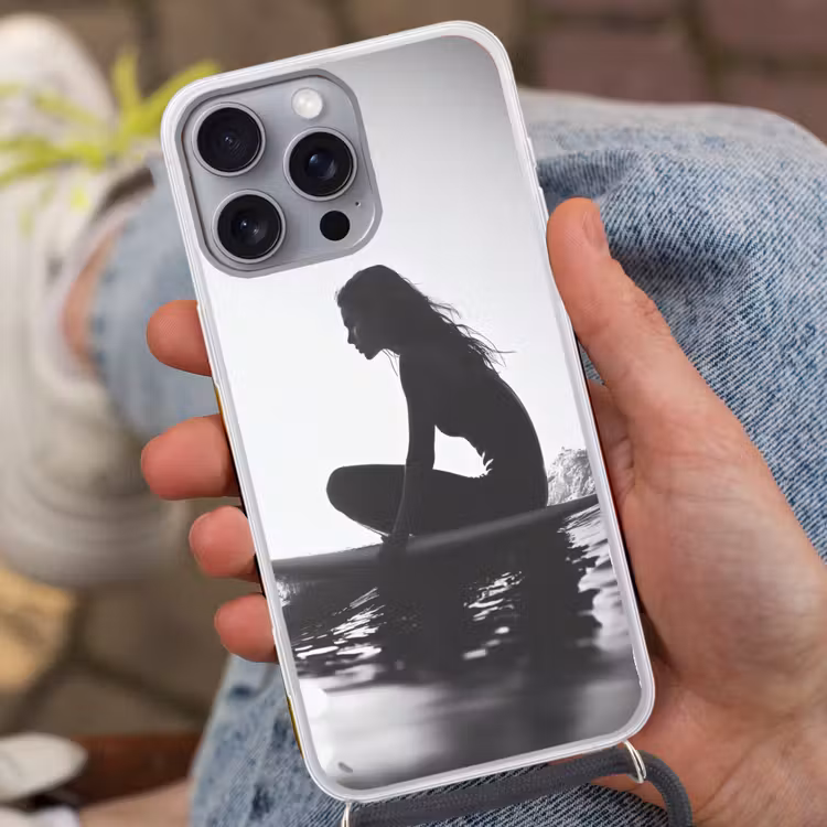 Silhouet - Vrouw - Surfplank - Water Hoesje iPhone 16 Pro Max met koord klein -sfeer3