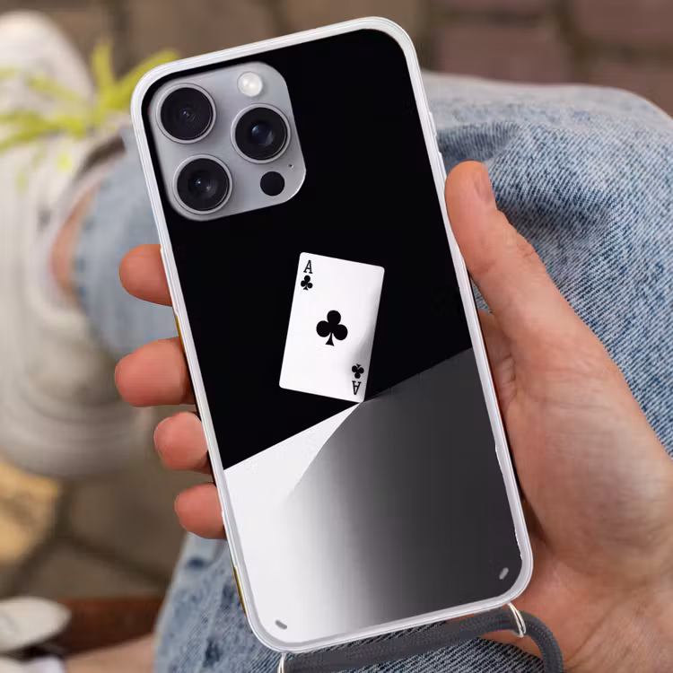 Speelkaart - Klaver - Abstract - Zwart Hoesje iPhone 16 Pro Max met koord klein -sfeer3