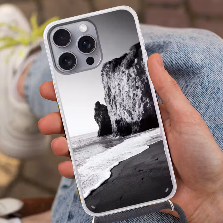 Strand - Klif - Golven - Voetstappen Hoesje iPhone 16 Pro Max met koord klein -sfeer3