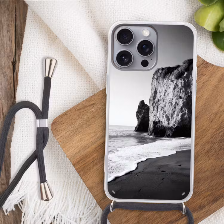 Strand - Klif - Golven - Voetstappen Hoesje iPhone 16 Pro Max met koord klein -sfeer4