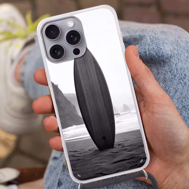 Surfplank - Zand - Zee Hoesje iPhone 16 Pro Max met koord klein -sfeer3