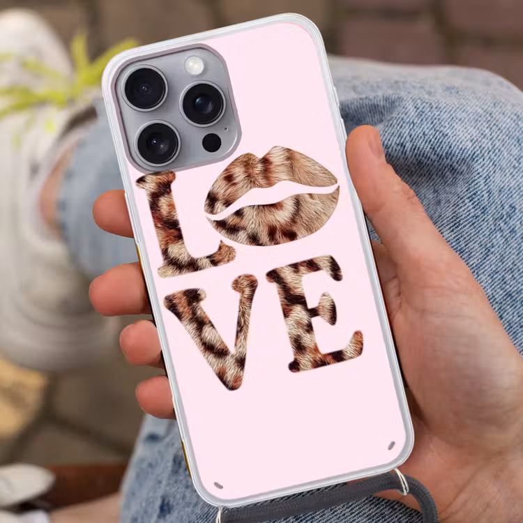 Tekst - Love - Pantervacht - Lichtroze Hoesje iPhone 16 Pro Max met koord klein -sfeer3