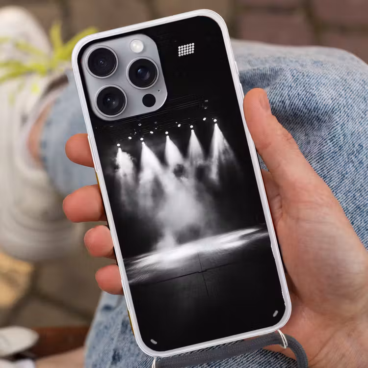 Theaterzaal - Mist - Spotlights - Zwart Hoesje iPhone 16 Pro Max met koord klein -sfeer3