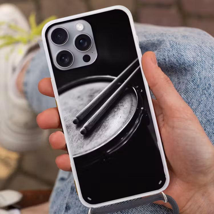Trommel - Close-up - Drumstokken - Zwart Hoesje iPhone 16 Pro Max met koord klein -sfeer3