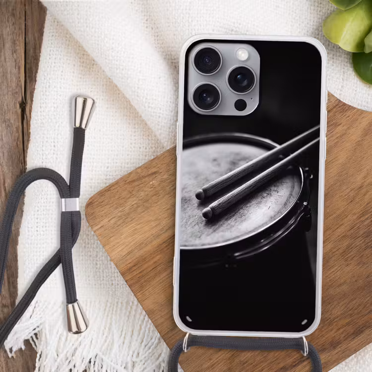Trommel - Close-up - Drumstokken - Zwart Hoesje iPhone 16 Pro Max met koord klein -sfeer4