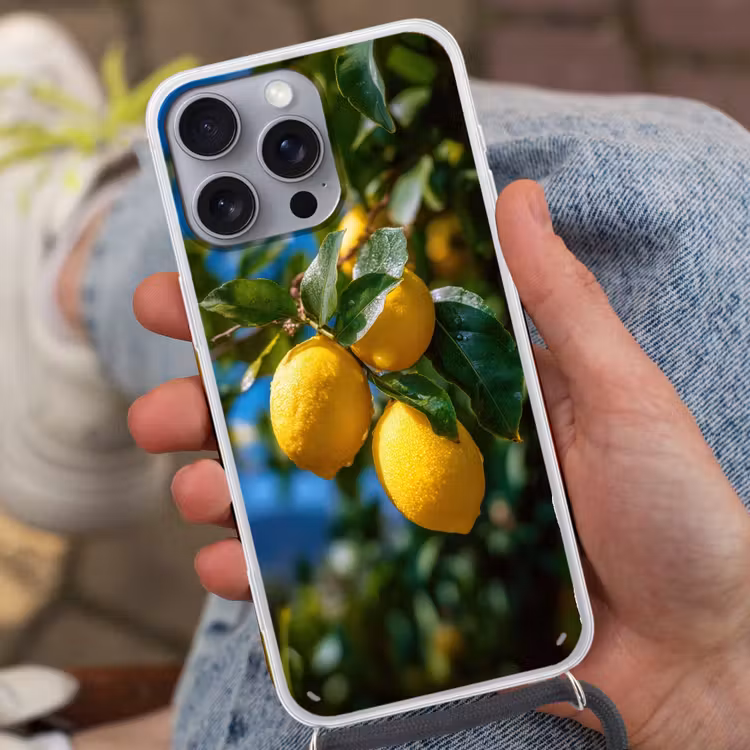 Citroenen - Bladeren - Blauwe lucht Hoesje iPhone 16 Pro Max met koord klein -sfeer3
