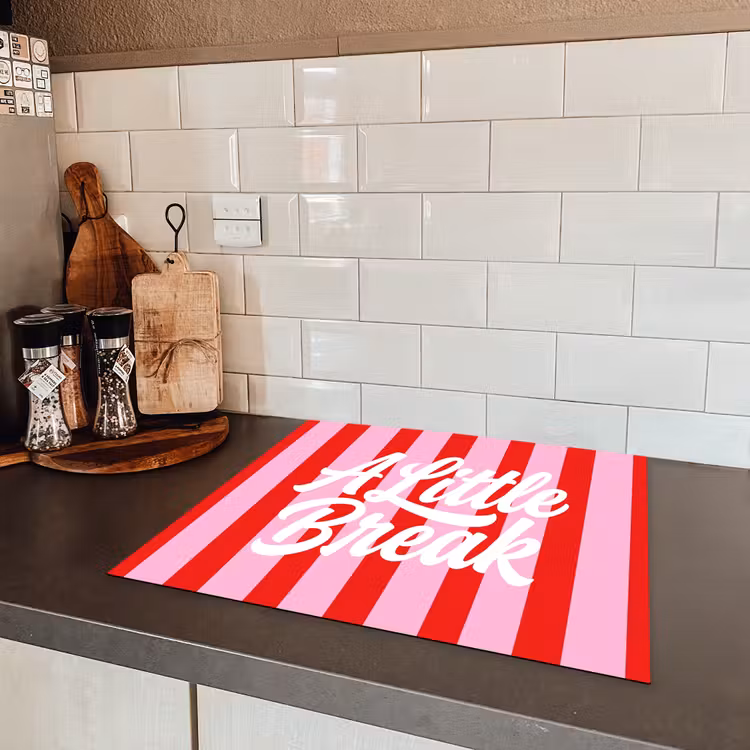 A Little Break - Strepen - Rood - Roze Inductie beschermer vinyl 3mm middel -sfeer3