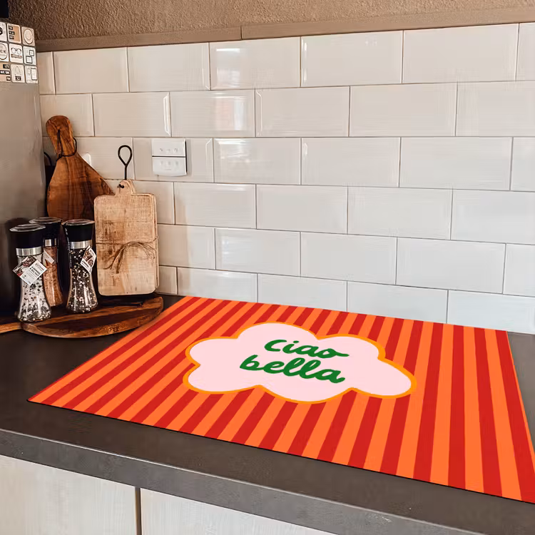 Ciao bella - Tekstwolk - Strepen - Oranje Inductie beschermer vinyl 3mm klein -sfeer3