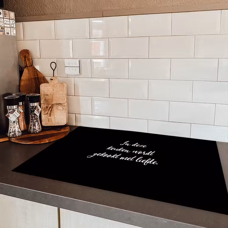 In deze keuken wordt gekookt met liefde - Koken - Spreuken - Quotes - Liefde Inductie beschermer vinyl 3mm klein -sfeer3