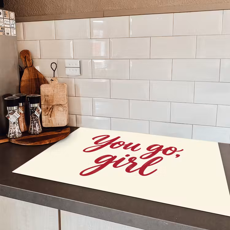 you go girl - Rood - Wit Inductie beschermer vinyl 3mm klein -sfeer3