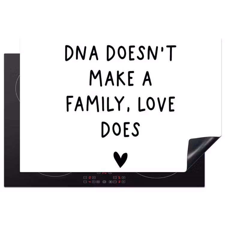 Herdabdeckplatte - Englisches Zitat "DNA doesn't make a family, love does" mit einem Herz auf einem weißen Hintergrund