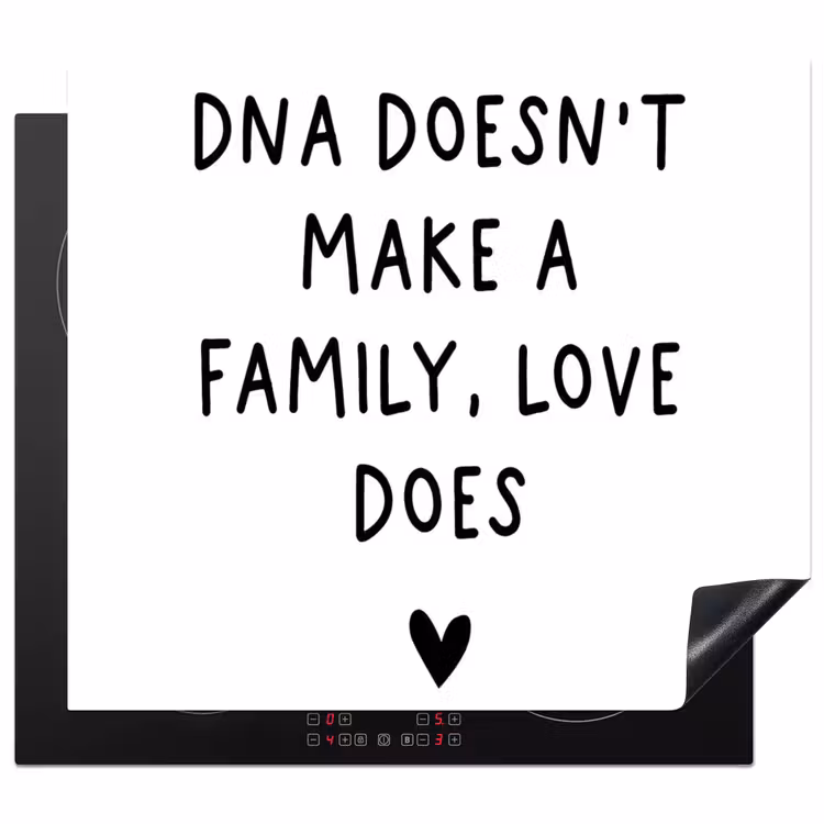 Engelse quote "DNA doesn't make a family, love does" met een hartje op een witte achtergrond Inductie beschermer vinyl 3mm middel -3d