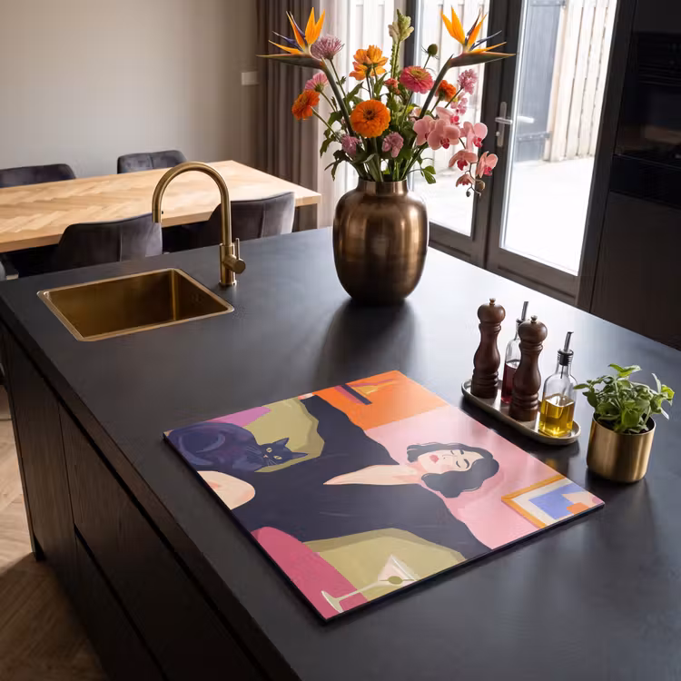 Vrouw - Kat - Interieur - Modern - Kleurrijk Inductie beschermer vinyl 3mm middel -sfeer5