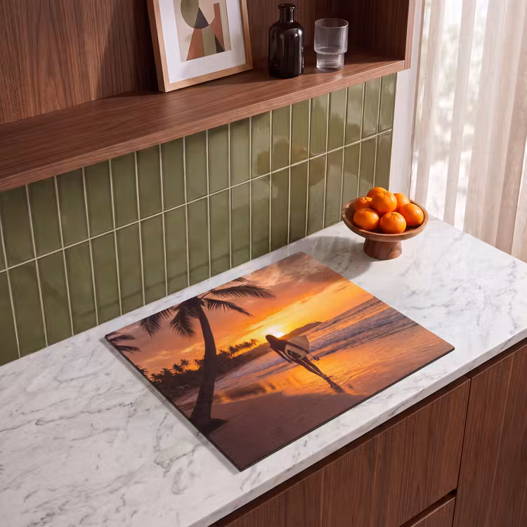 Vrouw - Surfplank - Strand - Zonsondergang - Oranje Inductie beschermer vinyl 3mm middel -sfeer8