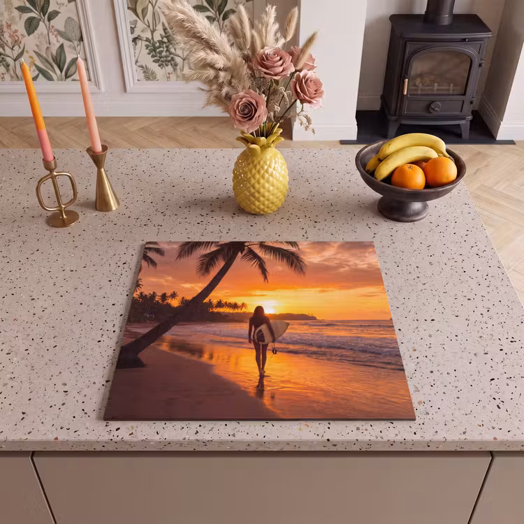 Vrouw - Surfplank - Strand - Zonsondergang - Oranje Inductie beschermer vinyl 3mm middel -sfeer3