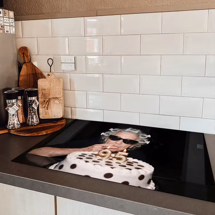 Verjaardag - Krulspeld - Oma Inductie beschermer vinyl 3mm klein -sfeer3