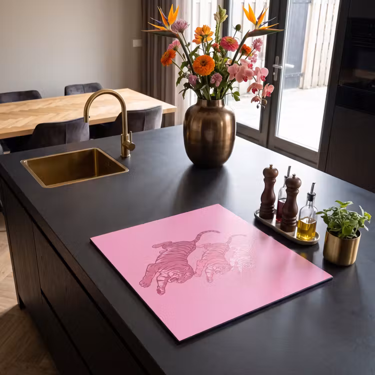 Kat - Springend - Dieren - Roze - Modern Inductie beschermer vinyl 3mm middel -sfeer5