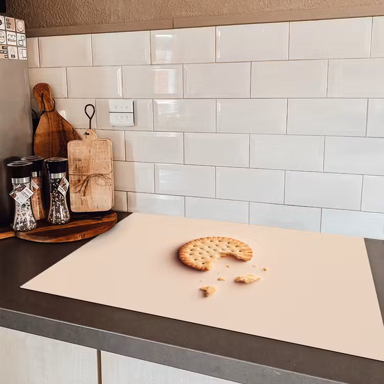 Koekje - Kruimels - beige Inductie beschermer vinyl 3mm klein -sfeer3