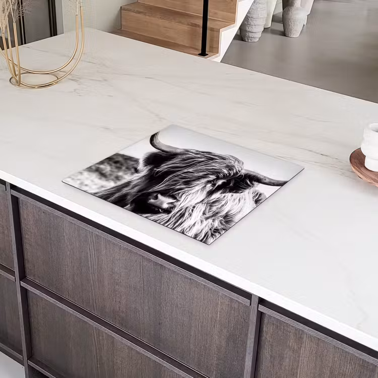 Koe - Schotse hooglander - Zwart - Wit - Dier - Natuur - Wild Inductie beschermer vinyl 3mm middel -sfeer8