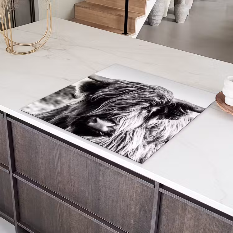 Koe - Schotse hooglander - Zwart - Wit - Dier - Natuur - Wild Inductie beschermer vinyl 3mm middel -sfeer8