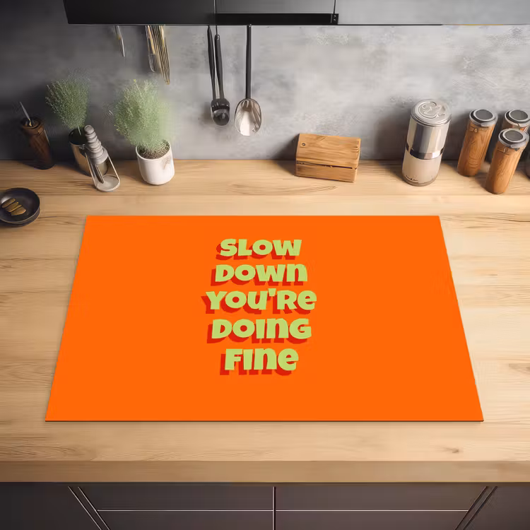 Slow down you're doing fine - Oranje - Simple Inductie beschermer vinyl 3mm klein -sfeer5