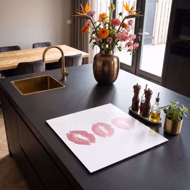 Lippen - Kusafdruk - Roze - Modern - Abstract Inductie beschermer vinyl 3mm middel -sfeer5