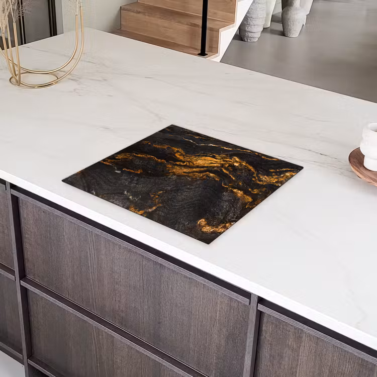 Marmer - Kalk - Zwart - Goud - Marmerlook - Luxe Inductie beschermer vinyl 3mm middel -sfeer8