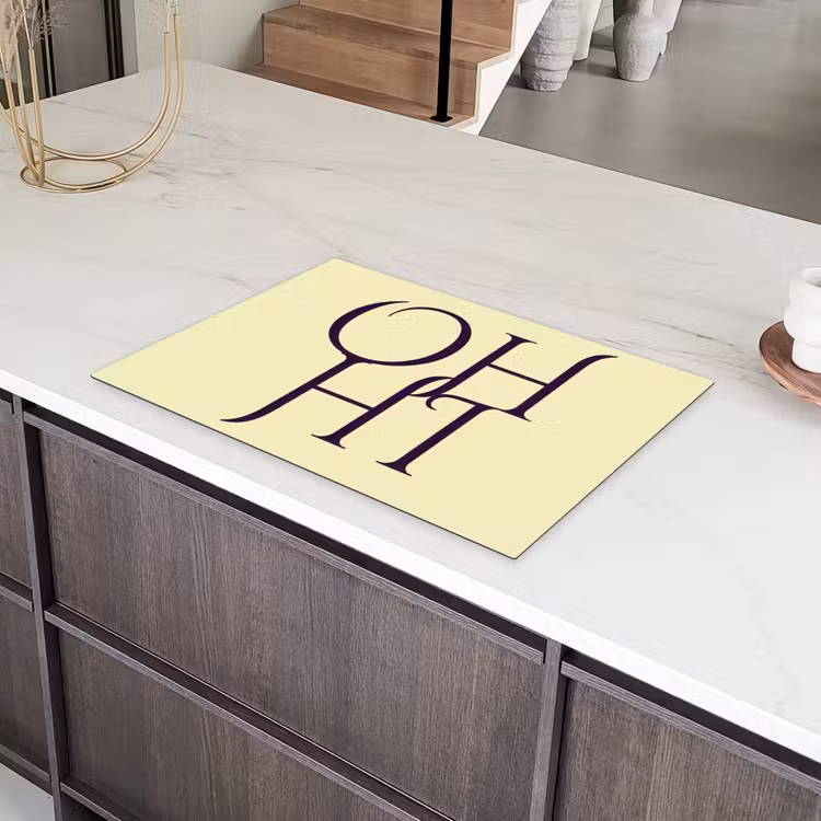 Oh hi - Geel - Monogram Inductie beschermer vinyl 3mm klein -sfeer8