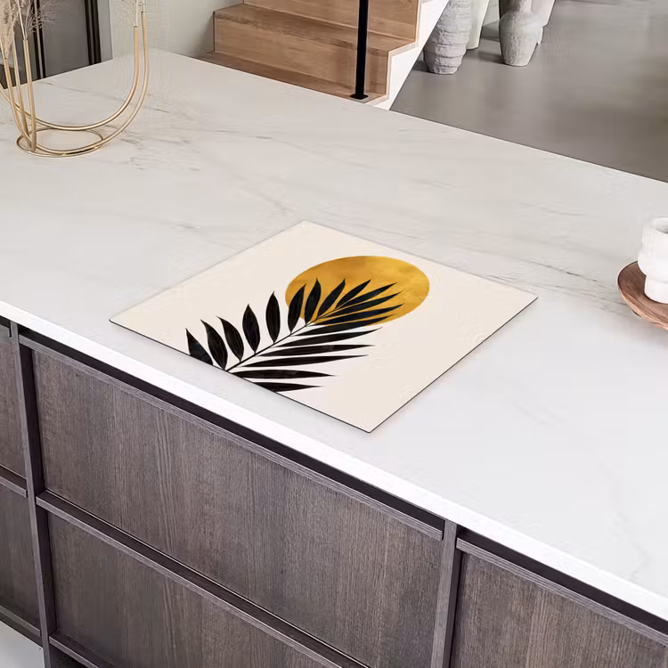 Zwart palmblad - Gouden cirkel - Beige achtergrond Inductie beschermer vinyl 3mm middel -sfeer8