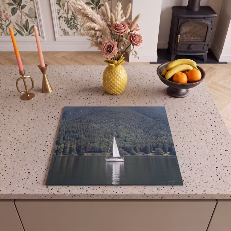 Zeilboot - Water - Bergen - Natuur - Groen Inductie beschermer vinyl 3mm middel -sfeer3
