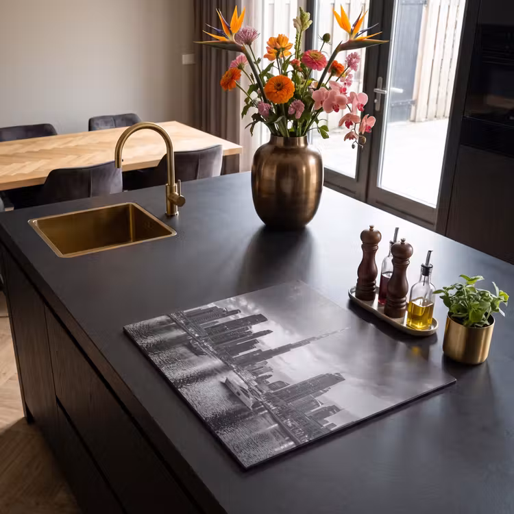 Stad - Skyline - Architectuur - Avond - Zwart-wit Inductie beschermer vinyl 3mm middel -sfeer5