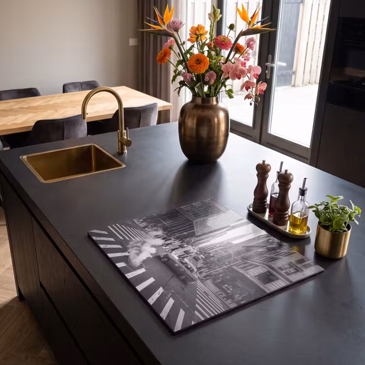 Stad - Straat - Gebouwen - Verkeer - Zwart-wit Inductie beschermer vinyl 3mm middel -sfeer5