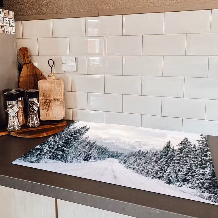 Weg - Sneeuw - Naaldbos - Winter - Avontuurlijk Inductie beschermer vinyl 3mm klein -sfeer3