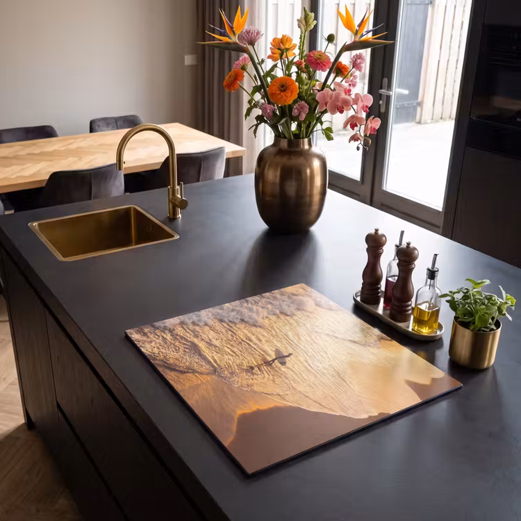 Surfer - Strand - Zonsondergang - Oceaan - Goud Inductie beschermer vinyl 3mm middel -sfeer5