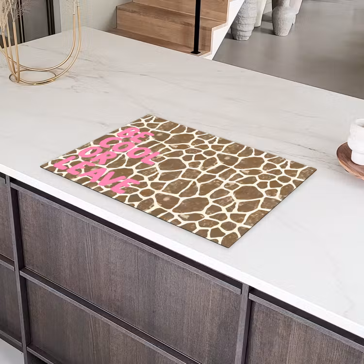 Tekst - Be cool or leave - Roze - Giraffenprint Inductie beschermer vinyl 3mm klein -sfeer8