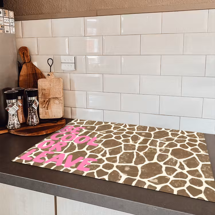Tekst - Be cool or leave - Roze - Giraffenprint Inductie beschermer vinyl 3mm klein -sfeer3