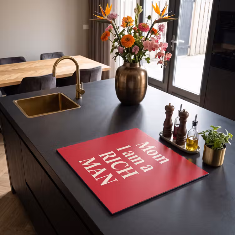 Tekst - Rijkdom - Motivatie - Rood - Modern Inductie beschermer vinyl 3mm middel -sfeer5