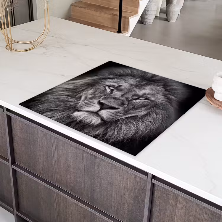 Dieren - Leeuw - Zwart - Wit - Portret Inductie beschermer vinyl 3mm middel -sfeer8