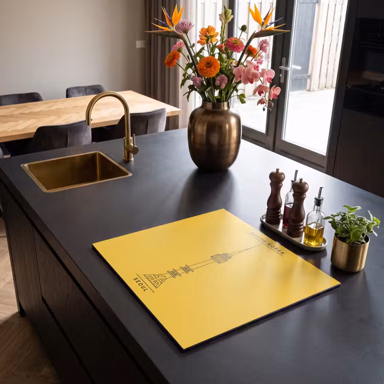Toren - Seoul - Architectuur - Minimalistisch - Geel Inductie beschermer vinyl 3mm middel -sfeer5
