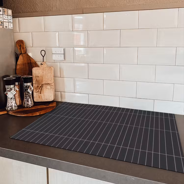 Verticaal - Wandtegel - Donkergrijs Inductie beschermer vinyl 3mm klein 276 -sfeer3