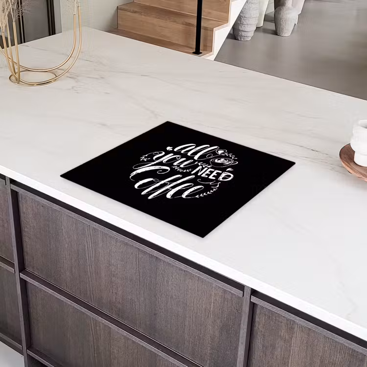 Quote - All you need is caffee - Zwart Inductie beschermer vinyl 3mm middel -sfeer8